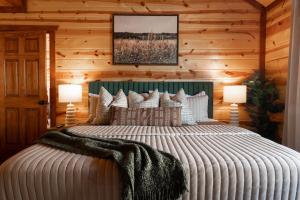 En eller flere senge i et værelse på Pet-Friendly, Pool, Game Room, Hot Tub, Theater + 46 billeder