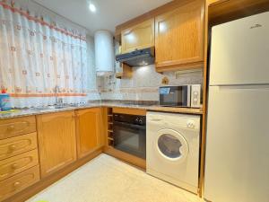Kuchnia lub aneks kuchenny w obiekcie ACV - Bahia Park-1ª Línea Planta 4 Sur