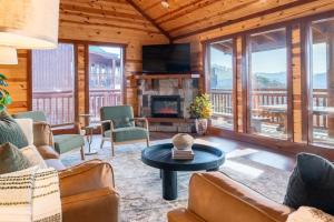 Et tv og/eller underholdning på Pet-Friendly, Pool, Game Room, Hot Tub, Theater