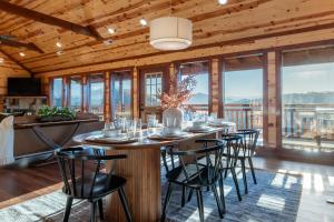 En restaurant eller et andet spisested på Pet-Friendly, Pool, Game Room, Hot Tub, Theater