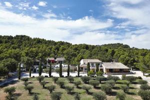 - une vue aérienne sur une maison avec une cour dans l'établissement Le Jas de Joucas Hôtel-Restaurant, à Joucas