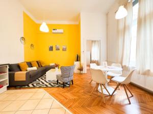 Posedenie v ubytovaní Large Peaceful 1BR Apt in Central Budapest - Yellow House
