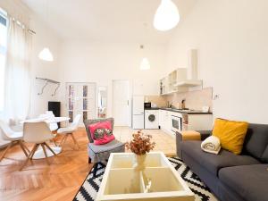 Kuchyňa alebo kuchynka v ubytovaní Large Peaceful 1BR Apt in Central Budapest - Yellow House