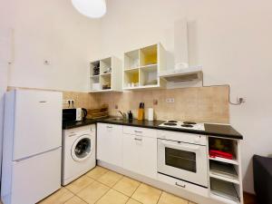 Kuchyňa alebo kuchynka v ubytovaní Large Peaceful 1BR Apt in Central Budapest - Yellow House
