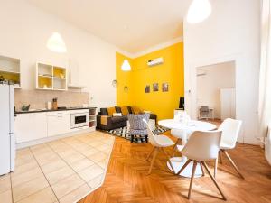 Kuchyňa alebo kuchynka v ubytovaní Large Peaceful 1BR Apt in Central Budapest - Yellow House