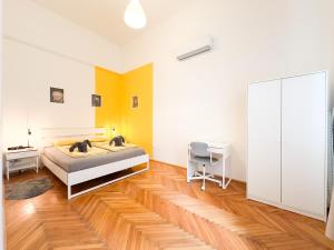 Posteľ alebo postele v izbe v ubytovaní Large Peaceful 1BR Apt in Central Budapest - Yellow House