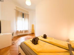 Posteľ alebo postele v izbe v ubytovaní Large Peaceful 1BR Apt in Central Budapest - Yellow House