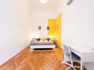 Posteľ alebo postele v izbe v ubytovaní Large Peaceful 1BR Apt in Central Budapest - Yellow House