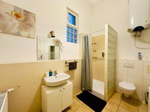 Kúpeľňa v ubytovaní Large Peaceful 1BR Apt in Central Budapest - Yellow House + 9 fotografií