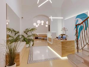 un salon avec un escalier et des plantes dans l'établissement Hotel Medusa, à Finale Ligure