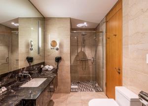 罗安达Hotel de Convenções de Talatona, HCTA的带淋浴和水槽的浴室