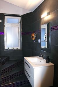 Ένα μπάνιο στο YR Apartment im Stadtzentrum - Billardtisch - Parkplatz - 140qm +26 φωτογραφίες