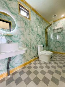 a bathroom with a toilet and a sink and a shower at Đại Đạt Homestay - View biển đảo Phú Quý in Cu Lao Thu