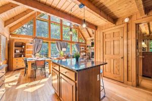 Una cocina o cocineta en Second Fiddle by Avada Properties