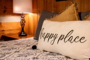 Una cama o camas en una habitación de Second Fiddle by Avada Properties