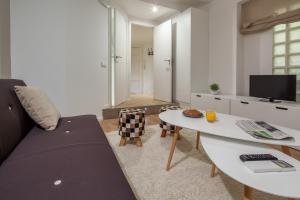バルセロナにあるHabitat Apartments Parlament Balconiesのリビングルーム(ソファ、テーブル付)