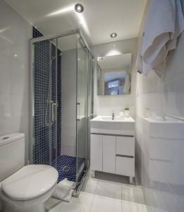 バルセロナにあるHabitat Apartments Parlament Balconiesのバスルーム(トイレ、シャワー、シンク付)