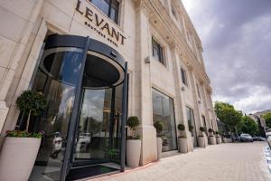 耶路撒冷Levant Hotel的建筑前方的仓库,带旋转门