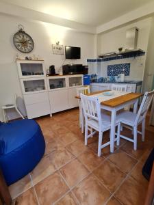 A kitchen or kitchenette at La Casa di Orimari