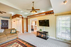 Televisyen dan/atau pusat hiburan di Scenic Views Spacious Webster Lake House!