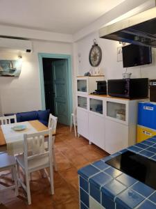 A kitchen or kitchenette at La Casa di Orimari