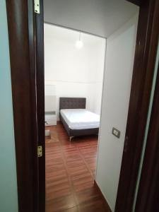 カステッランマーレ・ディ・スタービアにあるIl Rifugio delle Conchiglieの鏡付きの部屋にベッド1台が備わるベッドルーム1室があります。 +21枚の写真