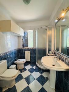 a bathroom with a toilet and a sink and a shower at Alojamento Casa Maria in Moncarapacho +39 photos