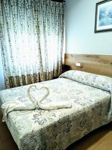 Postel nebo postele na pokoji v ubytování Alojamientos ALBOR I
