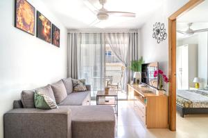 salon z kanapą i stołem w obiekcie Apartment Los Locos Torrevieja Costa Blanca w mieście Torrevieja
