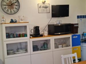 A kitchen or kitchenette at La Casa di Orimari