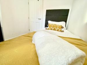 Una cama o camas en una habitación de Modern 4-Bedrooms retreat in Walsall -Luxury 3 Bathrooms-Sleeps 9