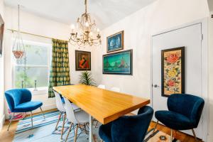 Χώρος καθιστικού στο Eclectic 3 Bedroom Block from South Congress