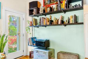 Μια τηλεόραση ή/και κέντρο ψυχαγωγίας στο Eclectic 3 Bedroom Block from South Congress