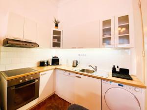A kitchen or kitchenette at Huge Family Friendly 2BR Downtown Apt - Deco House