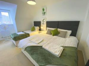 Postel nebo postele na pokoji v ubytování Stylish 4-Bedrooms retreat in Walsall -Luxury 3 Bathrooms-Sleeps 9