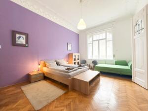 A bed or beds in a room at Huge Family Friendly 2BR Downtown Apt - Deco House
