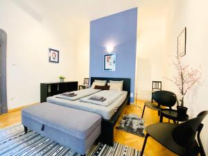 A bed or beds in a room at Huge Family Friendly 2BR Downtown Apt - Deco House