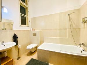 A bathroom at Huge Family Friendly 2BR Downtown Apt - Deco House