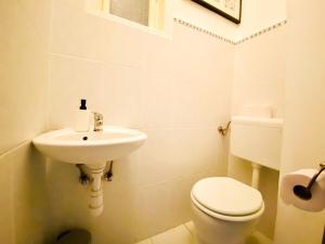 A bathroom at Huge Family Friendly 2BR Downtown Apt - Deco House
