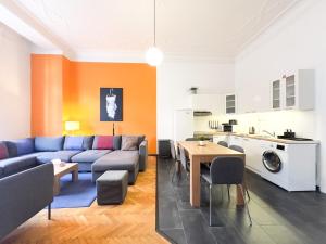 A kitchen or kitchenette at Huge Family Friendly 2BR Downtown Apt - Deco House Még 12 kép