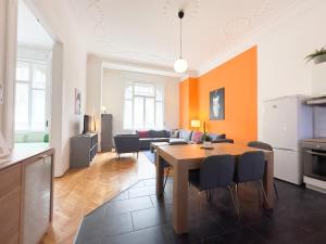 A kitchen or kitchenette at Huge Family Friendly 2BR Downtown Apt - Deco House