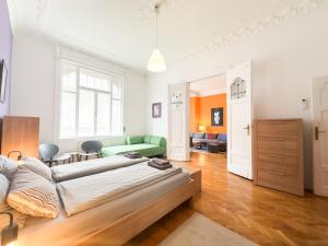 A seating area at Huge Family Friendly 2BR Downtown Apt - Deco House