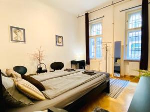A bed or beds in a room at Huge Family Friendly 2BR Downtown Apt - Deco House