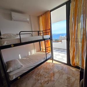 Postel nebo postele na pokoji v ubytování Saranda Poseidonas Hostel