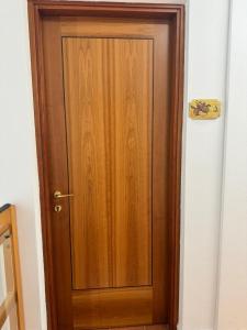 a wooden door in the corner of a room at La Mela - Angolo di paradiso oltre le mura in Ferrara +6 photos