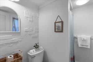 O baie la 1- Lookout Mountain Cottage +10 fotografii
