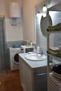 A bathroom at La Casa di Orimari
