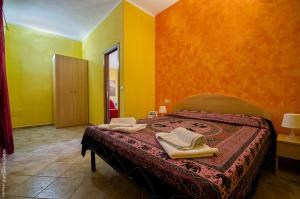 Кровать или кровати в номере Residenze L'Isola Surf House