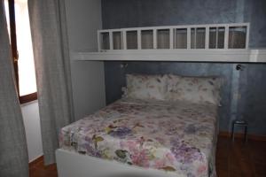 A bed or beds in a room at La Casa di Orimari