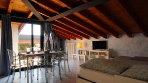 TV a/nebo společenská místnost v ubytování Appartamenti Villa Lina